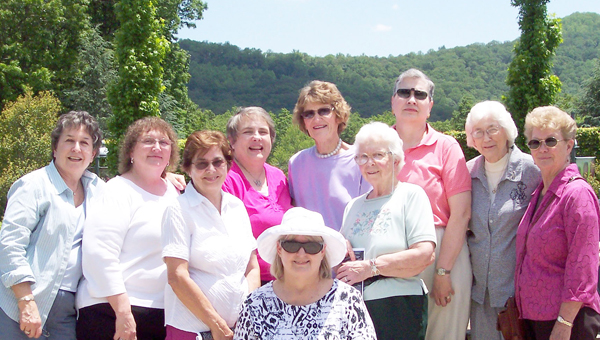 Polk-retired-school-personnel-visit-arboretum