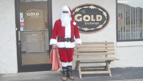 Santa Claus was walking by the post office and the Gold Exchange in Lynn on Dec. 19. He said he was here to help his brother. (photo by Kiesa Kay)
